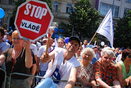 Lidé demonstrující proti vlád na Václavském námstí v Praze (21. 5. 2011)