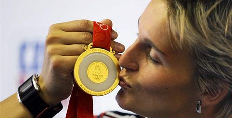 Barbora potáková líbá zlatou medaili