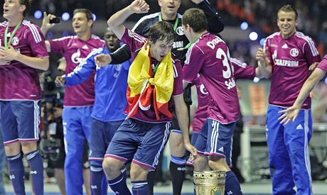 Raúl tancuje kolem vítzné trofeje po triumfu Schalke v Nmeckém poháru