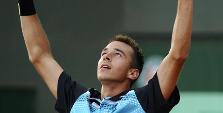 Luká Rosol slaví na Roland Garros triumf nad osmým hráem svta Jürgenem Melzerem.