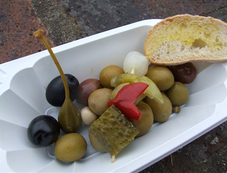 Olivy v domcm nlevu - delikatesy z Andalusie.
