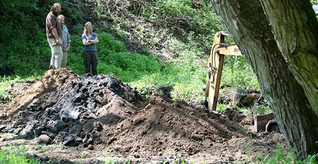 Kriminalisté zahájili przkum lokality U Viaduktu v Dobronín, kde by se ml nacházet druhý hromadný hrob spojený s pováleným násilím v obci