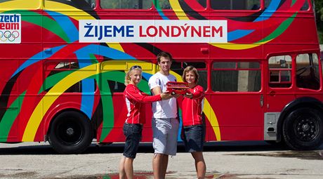 Olympijský doubledecker zavítá v pondlí do Karlových Var.