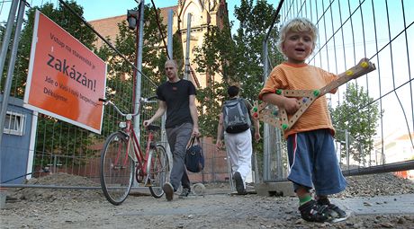 Oprava kiovatky na Komenského námstí se opozdila a potrvá i celé letní prázdniny.