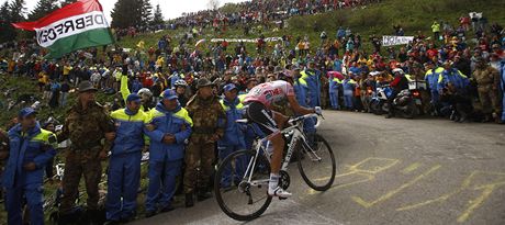 LÍDR V AKCI. Vedoucí mu prbného poadí Alberto Contador na trati 14. etapy Gira d'Italia