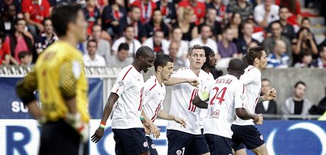 GÓL A TITUL. Hrái Lille se radují z branky v zápase proti Paris Saint Germain, ve kterém si zajistili mistrovský titul.