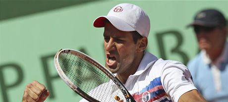 JO! Novak Djokovi se raduje z spnho deru bhem utkn se Del Potrem na Roland Garros.