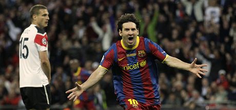 ZASE AROVAL. Lionel Messi se rozebíhá k fanoukm, aby s nimi oslavil svou branku na 2:1.