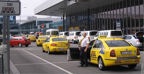 Taxiky na letiti ron vyuijí tyi miliony cestujících. Ilustraní foto.