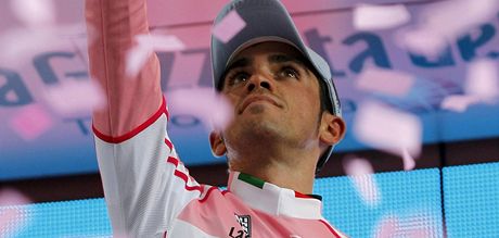 PRO TEBE, XAVI. Alberto Contador vyhrál na Giru horskou asovku a triumf vnoval zesnulému kamarádovi.