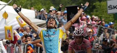 DÍKY, ALBERTO. Ital Paolo Tiralongo vyhrál 19. etapu Gira ped lídrem závodu Albertem Contadorem.