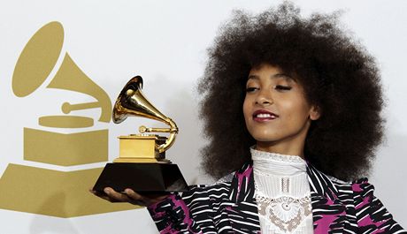 Esperanza Spaldingová s cenou Grammy (Los Angeles, 13. únor 2011)