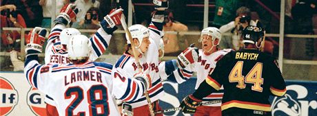 14. ERVEN 1994, FINÁLE ZAÍNÁ: Steve Larmer, Mark Messier, Adam Graves a Brian Leetch z Rangers se radují po vstelené brance do sít Vancouveru.
