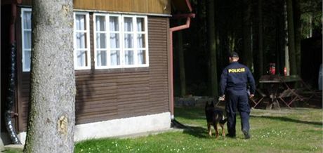 K chat v obci Pecka vyjel i policejní psovod. (Ilustraní snímek)