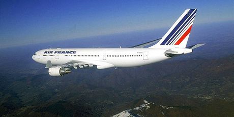 Airbus 330-200 v barvách Air France na archivním snímku pi peletu Alp