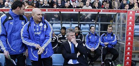 NÁVRAT? Guus Hiddink u Chelsea jednou trénoval. V roce 2009 v klubu psobil soubn s funkcí hlavního koue ruské reprezentace.