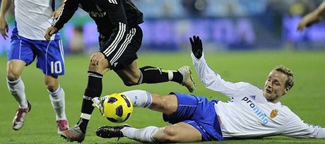 Jií Jaroík ze Zaragozy se snaí zastavit pronikajícího Ronalda z Realu Madrid.