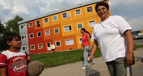 kolka ve Hvozdné je postavena z kontejner. Tento typ bydlení se poprvé stal známjí v roce 2006, kdy je nechal tehdejí vsetínský starosta Jií unek vybudovat pro Romy, které vysthoval z centra msta na periferii.