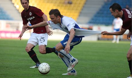 DIV TEN DRES NERUPNE. Sparanský bek Jií Kladrubský si v souboji s ústeckým útoníkem Richardem Veverkou pomohl nedovolený zpsobem, a to dost výrazn.