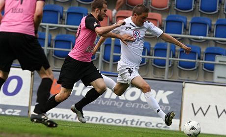 KUPEDU! Petr vancara, útoník Slovácka, se probíjí k brance soupee, jene v pátách má boleslavského beka Jana Kyselu. 