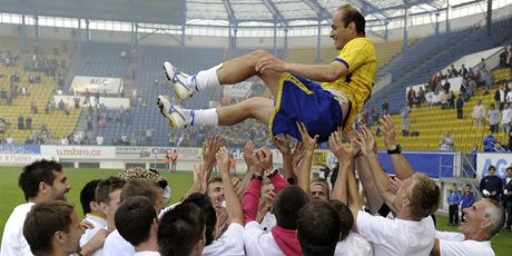 VELKÉ LOUENÍ. Teplický fotbalista Pavel Verbí létá nad hlavami celého týmu, i tak probíhalo jeho louení s kariérou.