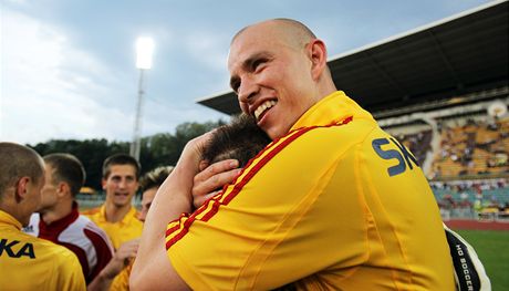 Pavel Haek, syn Ivana Haka, slaví se svými spoluhrái postup do první ligy.