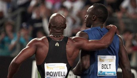 RIVALOVÉ I KAMARÁDI. Usain Bolt a Asafa Powell na mítinku Diamantové ligy v ím. 