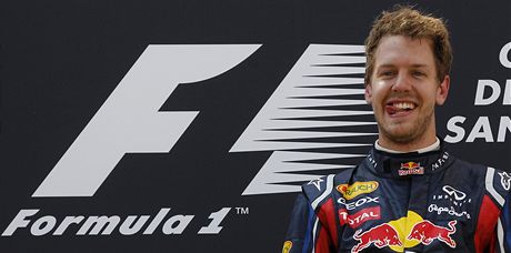 HYMNA PRO VÍTZE. Sebastian Vettel poslouchá nmeckou hymnu po Velké cen panlska.
