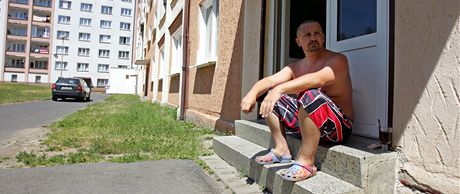 Obyvatel z Rotavy s kávou na schodech na snímku poízeném v roce 2010 ped schválením vyhláky.