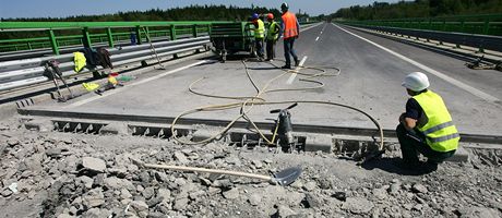 Na dálnici D1 budou na jae pokraovat opravy. (Ilustraní snímek)