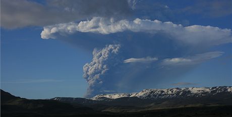 Islandský vulkán Grímsvötn chrlí do vzduchu tuny sopeného prachu.