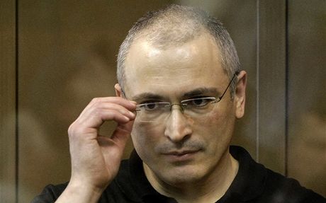Michail Chodorkovskij stojí za sklem v soudní místnosti. (24. kvtna 2011)