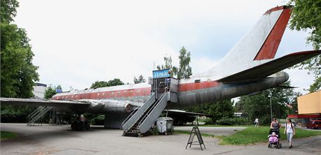 Znm olomouck letadlo, sovtsk Tupolev TU-104A, kter stoj u baznu od roku...