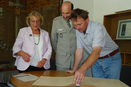 Josefa Zelinkov, editel VH Ale Knek (uprosted) a kurtor Jan Skora, kter listuje knihou provozu ruzyskho letit z roku 1938