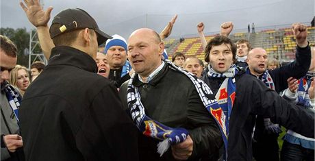 Ostravský trenér Miroslav Koubek a fanouci Baníku