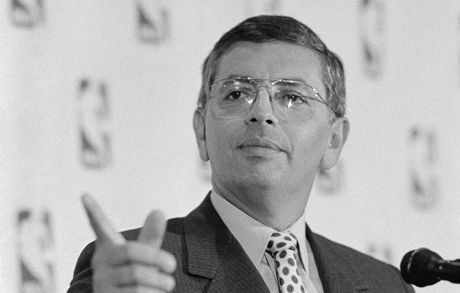 PED LETY. David Stern zstává u tetím desetiletím v ele NBA. Jeho poátky jsou spjaty s problematickou draftovou loterií 1985.