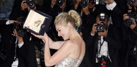 Cannes 2011 - Kirsten Dunstov s cenou za film Melancholia
