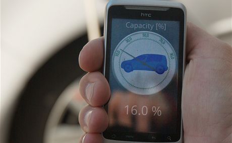 Aplikace ukazuje úrove nabití elektromobilu.