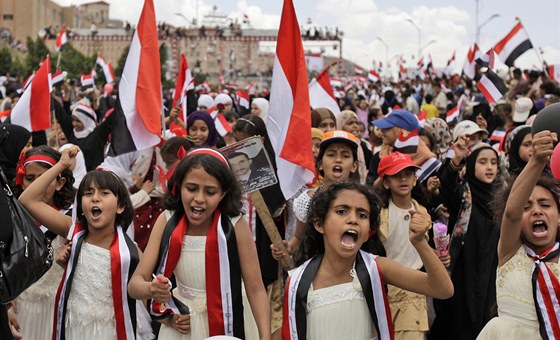 MLADÍ A NEKLIDNÍ. Bhem posledního roku se radikalizovala mláde v arabských zemích. Tuí vak tato jemenská dvata, kam protesty povedou?