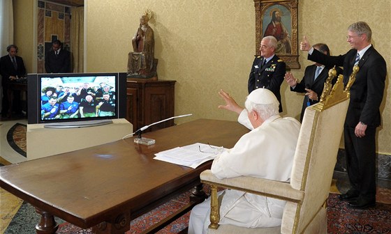 Benedikt XVI. hovoí s posádkou raketoplánu Endeavour (21. kvtna 2011)