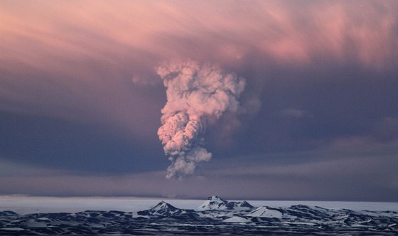 Z islandské sopky Grímsvötn stoupá sloup dýmu a popela. (21. kvtna 2011)