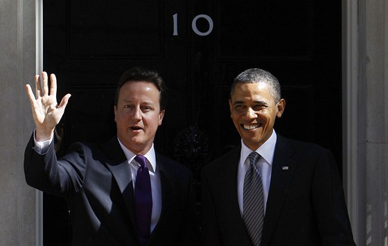 Britský premiér David Cameron (vlevo) a americký prezident Barack Obama v Downing Street (25. kvtna 2011)