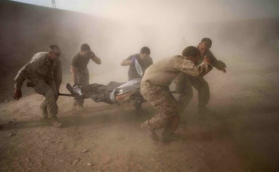 Amerití vojáci v Afghánistánu nesou zranného spolubojovníka. Ilustraní foto