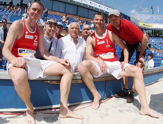 Petr Bene (vlevo) a Pemysl Kubala (druhý zprava) si na turnaji v Haagu vedli výborn - ilustraní snímek.