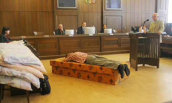 Figurant pevádí podle pokyn znalc pímo v jednací eskobudjovického soudu, jak mohlo dojít k usmrcení kojence v pípad obalovaného Michala Nováka