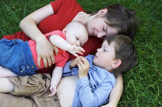 Zastánci kontaktního rodičovství zahrnují své děti láskou a fyzickým kontaktem. (ilustrační foto)