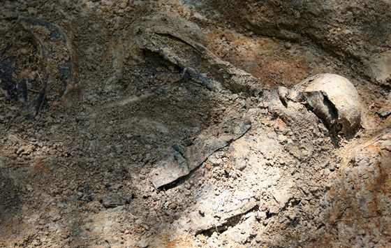 V dobronínské lokalitě U Viaduktu nalezli archeologové pozůstatky tří lidí, kosti nyní prozkoumají odborníci.
