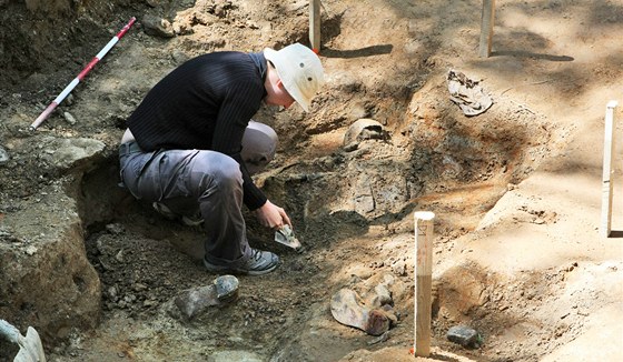 Archeologové odkryli v dobronínské lokalit U Viaduktu pozstatky dvou lidí.