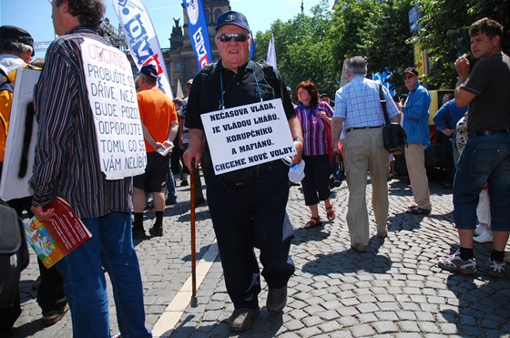 Demonstrující na Václavském námstí v Praze (21. 5. 2011).