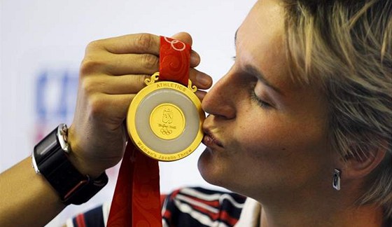 Barbora Špotáková líbá zlatou medaili